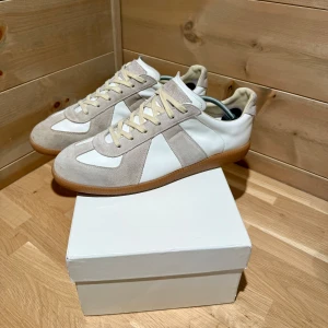 Maison margiela gats  - Tja säljer just nu dessa Gats i ganska bra skick. Skorna är i en äldre version där av inga numer på tungan. Allt tillkommer med skorna (box, dust mm) skick 8/10 mockan behöver borstas upp lite. Skriv för fler frågor mvh vestimenta!😊 