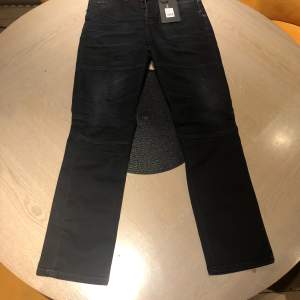 LÄGG GÄRNA BUD!!! Säljer ett par svarta jeans från Solid i nytt skick. De har en klassisk straight passform och är perfekta för både vardag och fest. Jeansen är tillverkade i ett slitstarkt material och har en snygg, mörk tvätt. Perfekta för höst och vinter!