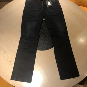 Svarta jeans från Solid - LÄGG GÄRNA BUD!!! Säljer ett par svarta jeans från Solid i nytt skick. De har en klassisk straight passform och är perfekta för både vardag och fest. Jeansen är tillverkade i ett slitstarkt material och har en snygg, mörk tvätt. Perfekta för höst och vinter!