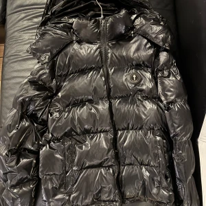 Svart pufferjacka från Trapstar - Säljer en svart, glansig pufferjacka från Trapstar i storlek M. Bra skick, om det är något du tänker på är det bara att skriva!