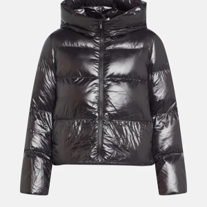 Svart glansig pufferjacka - Säljer en supercool svart glansig pufferjacka med huva. Perfekt för kalla dagar med sin varma och bekväma passform. Jackan har en dragkedja framtill och är långärmad. Den är i mycket bra skick och passar perfekt för både höst och vinter. En riktig stilhöjare för garderoben! Märke är lawrece grey🥰🥰 