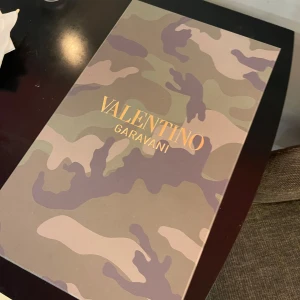 Valentino Garavani sneakers i camouflage - Säljer ett par snygga Valentino rockrunners. De är helt nya  och har en cool design med snörning. Perfekta för att ge din outfit en unik touch. Skorna är bekväma och passar bra till både vardag och fest.