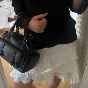 Vit kjol - En vit volang kjol i storlek M💞