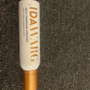 Säljer en Self-Tanning Mousse från Ida Warg. Den är 100% vegansk och doftfri, perfekt för en naturlig solkysst look utan solens skadliga strålar. Flaskan är vit med guldtext och har en praktisk pump för enkel applicering. Halvfull därav priset😊