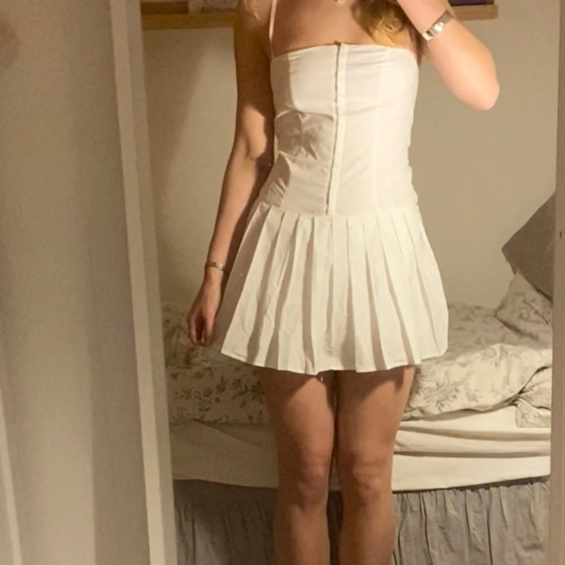 Vit klänning med broderade detaljer - 90