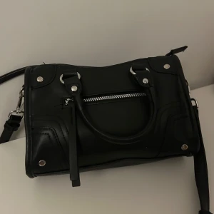 Väska  - Jätte söt axelväska med avtagbar och justerbar axelrem. Har en liten fack på utsidan, bra i skick💓💓