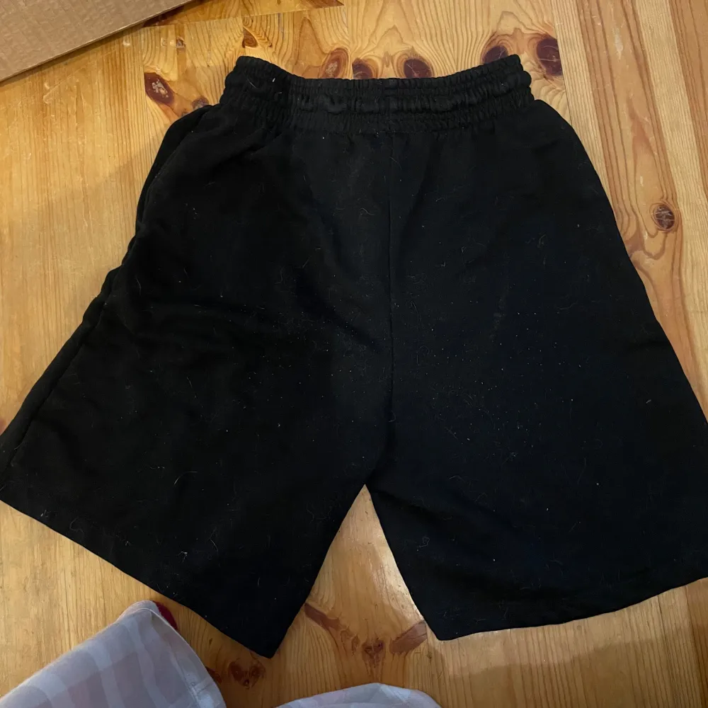 Säljer ett par svarta shorts från H&M i storlek XS. De är i bra skick och har en bekväm elastisk midja med snörning. Perfekta för en avslappnad dag eller träning. 🖤. Shorts.