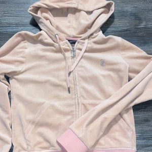 Rosa hoodie från Juicy Couture - Säljer denna juicy couture tröjan i färgen pale pink, den är sparsamt använd och är mjuk och jättefint skick. 