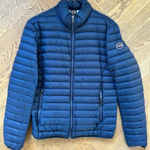 Colmar Jacka - Säljer en snygg blå limited edition jacka från Colmar i mycket bra skick. Använt kanske fem gånger. Väldigt varm. Skriv om du har några frågor!
