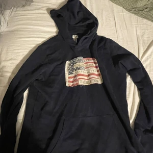 Denim ralph lauren tröja - efterfrågade r&l tröja, den är i medium och knappt använd. Säljer för den inte kommer till användo.