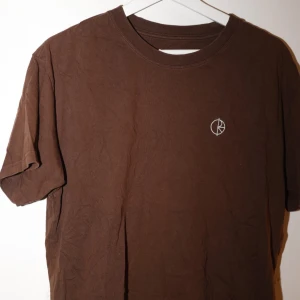Brun t-shirt från Polar Skate Co - Säljer en brun t-shirt från Polar Skate Co i storlek medium. Den har en enkel design med en liten logga på bröstet. Egentligen köpt som en M i Herrstorlek men har krympt en aning i tvätten vilket gör att jag nu mer klassas den som en M i dam eller XS herr typ. 