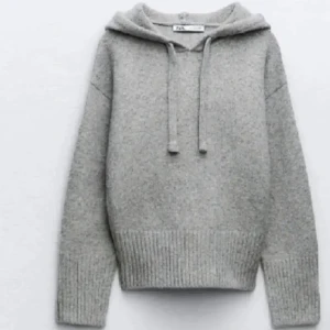 Grå hoodie från Zara - Mysig grå hoodie från Zara i mjukt material. Perfekt för kyliga dagar med sin bekväma passform och ribbade muddar. Den har en klassisk huva med dragsko och är superenkel att matcha med allt. Ett måste i garderoben för en avslappnad stil!