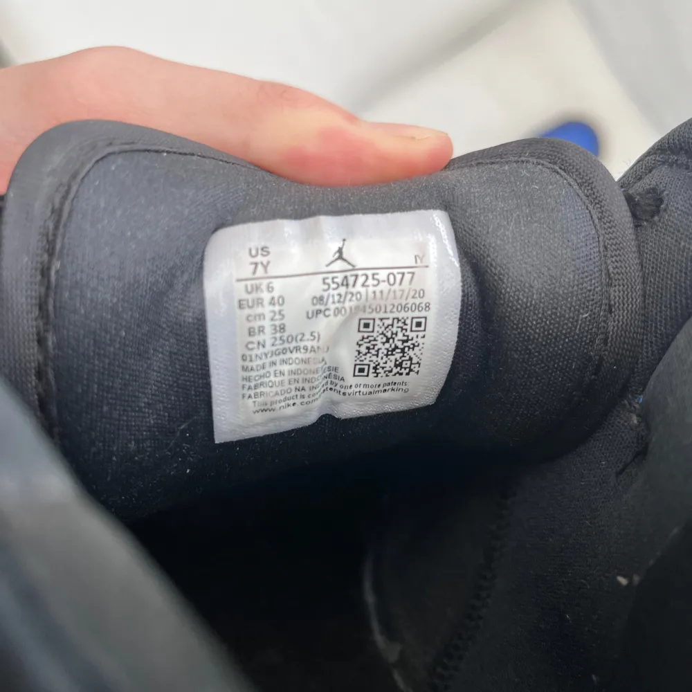Säljer ett par Nike Air Jordan 1 mid i storlek 40, 25 cm. Små i storlek mer som 39. Skon är lagad hos skomakare i bakkappan på båda skorna men i övrigt i fint använt skick, se bilder.. Kengät.