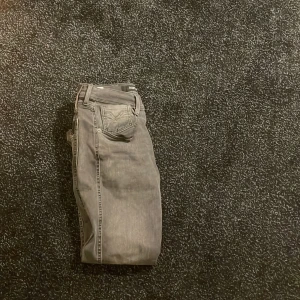 Grå jeansbyxor från replay - Säljer ett par grå jeansbyxor från replay i bra skick. De har en klassisk femficksdesign och är perfekta för både vardag och fest. Passformen är straight och de är tillverkade i slitstarkt denim. Perfekta för höst och vår!