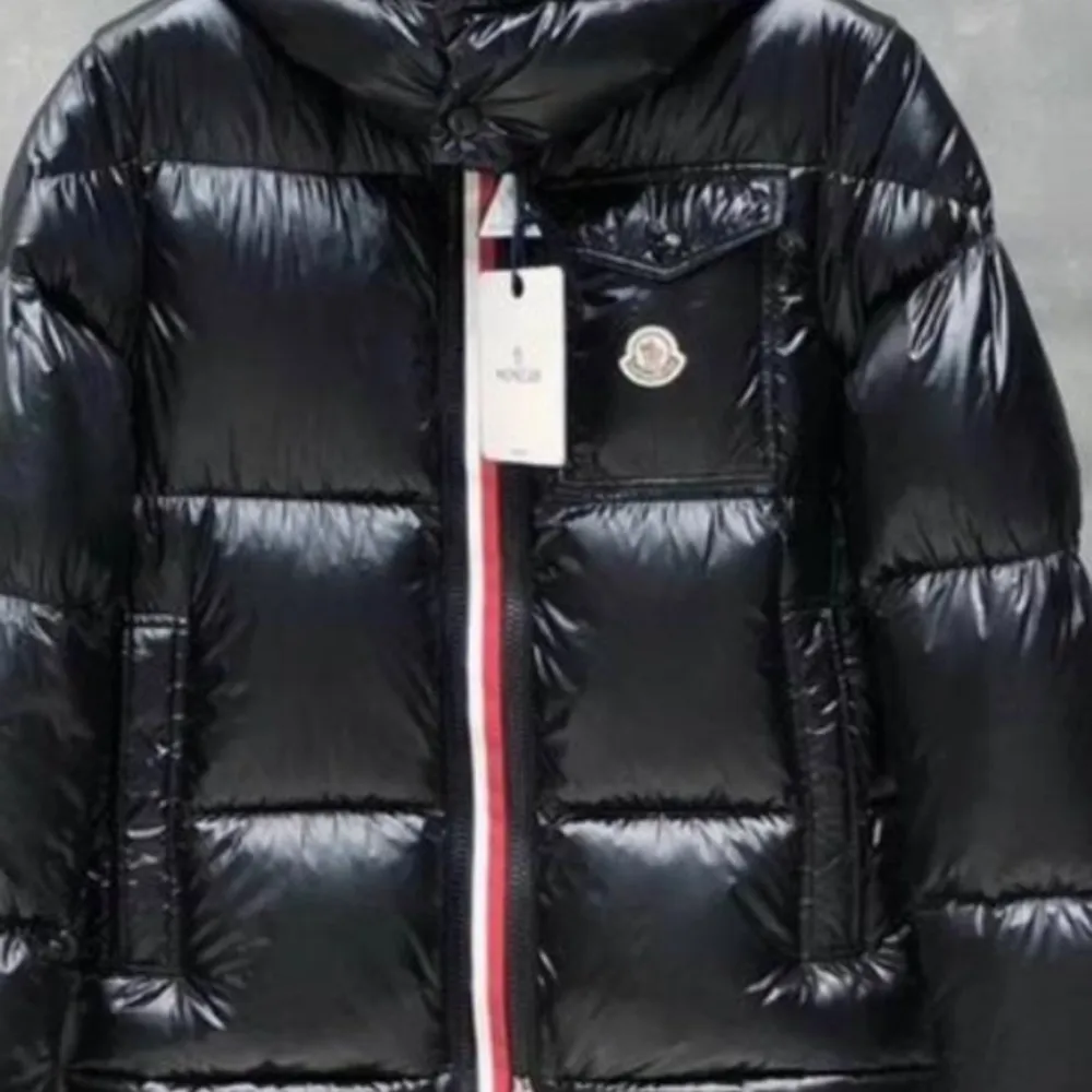 Säljer min moncler jacka St M bra skick inga hål i den haft den i 1.5 år . Jackor.