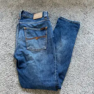 Säljer ett par snygga blå jeans från Nudie Jeans i bra skick modell thinn Finn ( slim ) , hör av dig vid fler frågor eller funderingar