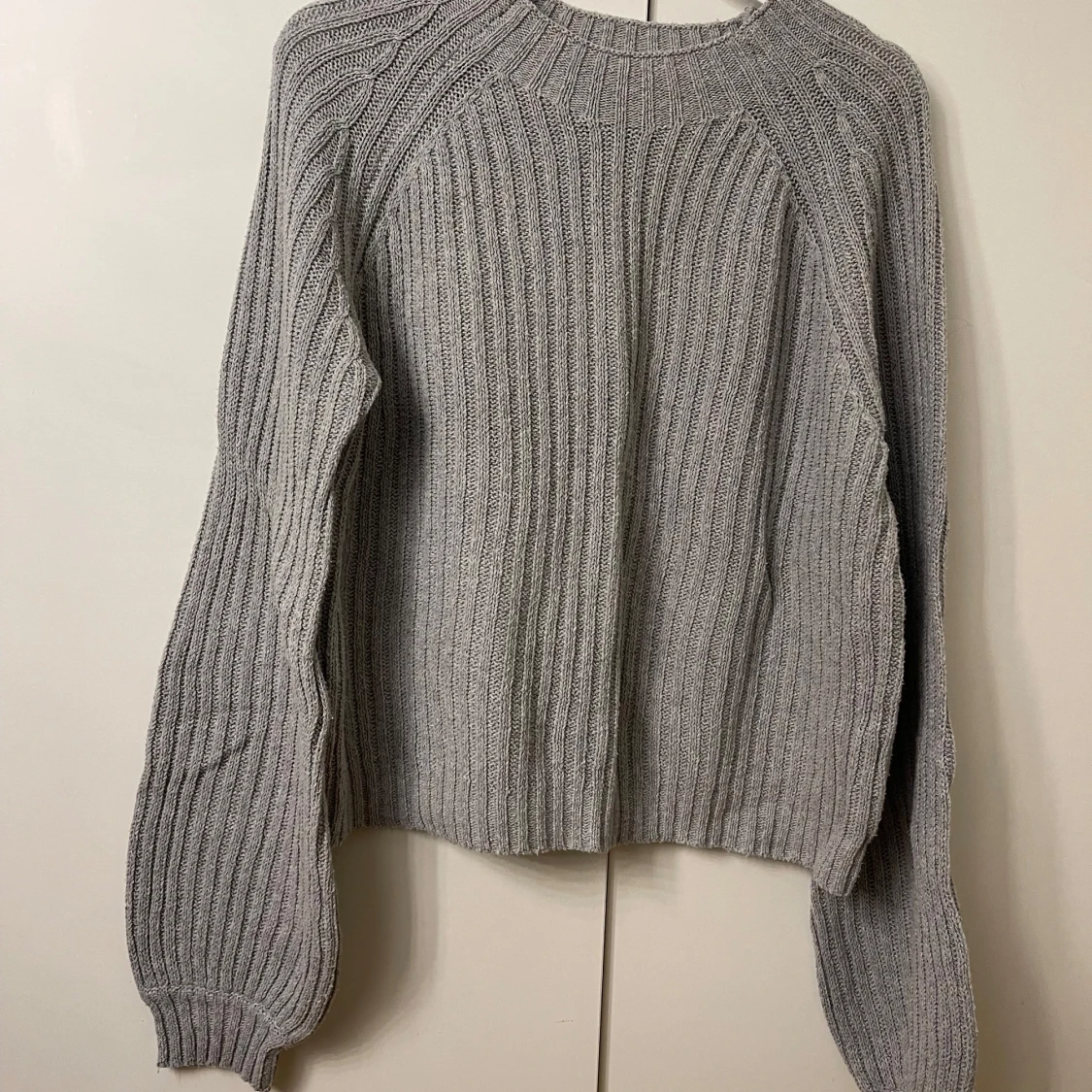 Grå stickad tröja