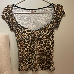 Leopardmönstrad topp - Säljer den populära leopard tröjan från nelly i storlek xs, jätte fint skick