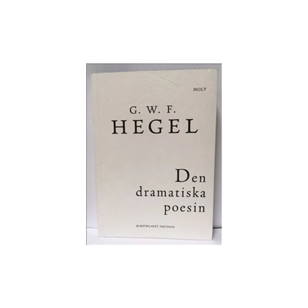 Den serie Föreläsningar om estetiken som Hegel höll mellan 1818 och 1829 avslutades med en undersökning av den konstart han såg som den högsta och mest fulländade av dem alla: dramat. Undersökningen tar formen av en historia om teaterdiktningens väsensart och utveckling från den grekiska antikens tragedier, komedier och satyrspel fram till moderniteten och dramakonsten i Hegels egen samtid. Det är en estetisk filosofi baserad på universella principer som här skisseras med dramastudiet som fond, men Hegel understryker samtidigt den historiska dimensionen hos alla våra kategorier - och träder därmed fram som en av det modernas första stora teoretiker. Denna Hegels estetikfilosofiska final presenteras här för första gången i svensk översättning och med efterord av Sven- Olov Wallenstein.    Format Danskt band   Omfång 206 sidor   Språk Svenska   Förlag Bokförlaget Faethon   Utgivningsdatum 2017-02-09   Medverkande Sven-Olov Wallenstein   ISBN 9789198275933  . Böcker.