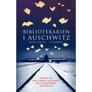Bibliotekarien i Auschwitz (inbunden) - Fjortonåriga Dita är en av många som sätts i Auschwitz. Hon tas, tillsammans med sin mamma och pappa, från Terezín-gettot i Prag till det ökända fånglägret. Hon lyckas dock på något sätt anpassa sig till den konstanta terrorn i lägret. Så när den judiske ledaren Freddy Hirsch ber Dita att ta hand om åtta skrifter som fångarna lyckats smuggla in utan att bli upptäckta, säger hon ja. Och blir därmed bibliotekarien i Auschwitz. En roman byggd på den verkliga berättelsen om den fd Auschwitz-fången Dita Kraus. En otrolig berättelse om en flicka som riskerade sitt liv för att hålla böckernas magiska kraft vid liv under Förintelsen.Ur ett av de mörkaste kapitlen i mänsklighetens historia växer en berättelse fram om mod utöver det vanliga, och om hopp.    Format Inbunden   Omfång 401 sidor   Språk Svenska   Förlag Bokförlaget Polaris   Utgivningsdatum 2020-09-21   Medverkande Johanna Svartström   Medverkande Eric Thunfors   ISBN 9789177957805  