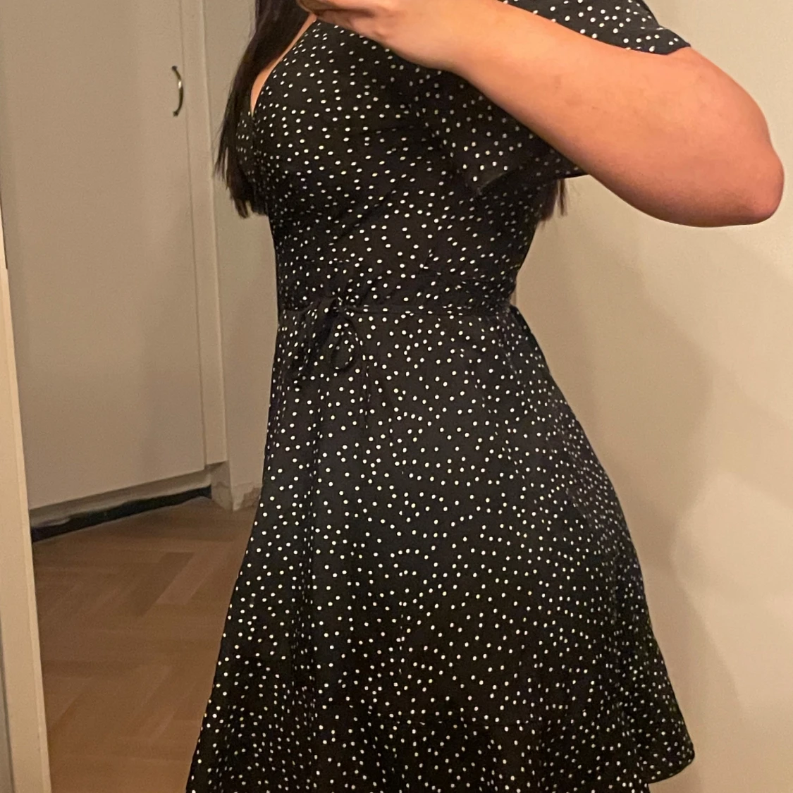 Svart prickig klänning - 90