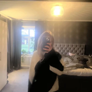 Svartvit stickad tröja från & Other Stories - Intressekoll på min stickad tröja från other storis skriv om ni är intresserade!❤️