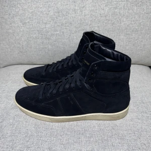 Saint Laurent sneakers - Otroligt feta Saint Laurent SL/10H | Skick 9/10, knappt använda! | Storlek: 43 | Nypris ~7000kr | Den perfekta vinterskorn för gubbarna🤩