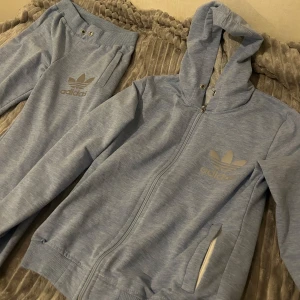 Ljusblå hoodie från Adidas - Säljer ett superbekväm ljusblå sett från Adidas. Aldrig använd.