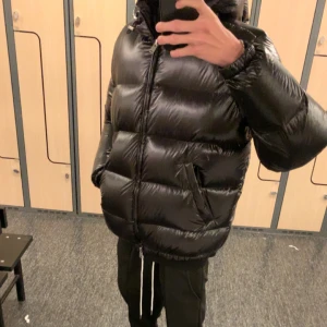 Zara puffer jacket - Säljer min slutsålda populära zara puffer jacket som endast testad 1 gång, SLUTSÅLD inprincip i hela världen, storlek L, kvitto finns med, säljer pga för stor för mig.