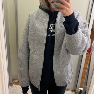 Grå bomberjacka Zara - Säljer en snygg grå bomberjacka i mycket bra skick. 🫶🫶🫶