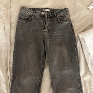 Grå jeans från Gina Tricot - Säljer ett par snygga grå jeans från Gina i storlek 38. De har en klassisk femficksdesign med dragkedja och knapp framtill. Perfekta för både vardag och fest! 🖤