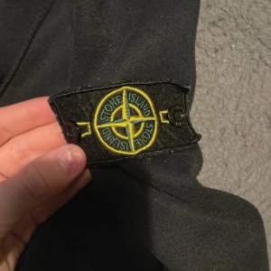 Hej säljer nu en stone Island tröja den är lite nopprig jätte fin annars finns nån fläck som säkert går bort med lite fläck borttagning  Är ungefär xs/ s i storleken   Snabb affär = billigare 😊