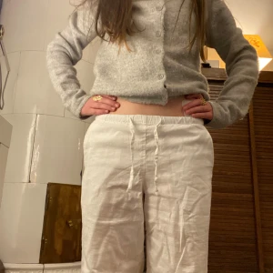 Vita linnebyxor från Gina Tricot - Säljer ett par vita linnebyxor från Gina Tricot i storlek 146/152. Byxorna har en loose passform med elastisk midja och snörning för extra komfort. Perfekta för varma sommardagar eller en avslappnad stil. 🏖️ Använda kanske 2-3 gånger.  Det är nog bra att stryka dem eftersom de inte är använda på lång tid och har blivit lite skrynkliga. Linnebyxor blir väldigt lätt skrynkliga men ändå. ❤️