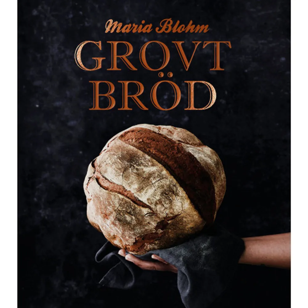 Grovt bröd är Maria Blohms nya brödbok som riktar sig till dig som vill ha gott bröd varje dag. Boken innehåller riktigt grova bröd som danskt rågbröd och pumpernickel, men även halvgrova bröd som går att rosta och smaksatta bröd som pestobröd och tomatfocaccia.Grovt bröd ger dig vardagsbröd och festbröd, bröd till soppa och buffé, alla med mer eller mindre fullkorn.Men pedagogiska bildserier och texter lär du dig hur du formar degen, vad som händer i jäsningen och tips och trix för att alltid lyckas med bakningen. Maria har tidigare varit en flitigt anlitad föreläsare och kursledare, och stora delar av den pedagogiken avspeglas i boken.Det ska vara enkelt att lyckas med brödbaket varje gång, och den kunskapen får du i Grovt bröd.Maria Blohm är brödnörden som älskar kemin bakom bakningen. Hon arbetade en gång i tiden som bagare, men en allergi mot mjöldamm tvingade henne att sluta. Efter det skapade hon ett populärt kurskoncept, Bageritekniker för hemmabagare , där hon lät företag och privatpersoner ta del av allt spännande som händer i degen. Förutom 4 böcker om glutenfri bakning tillsammans med Jessica Frej har Maria givit ut två egna böcker om bakning med gluten, senast Långjäst & lättbakat.    Format Inbunden   Omfång 155 sidor   Språk Svenska   Förlag Tukan Förlag   Utgivningsdatum 2023-09-12   Medverkande Katja Ragnstam   Medverkande Maria Blohm   ISBN 9789180379519  . Böcker.