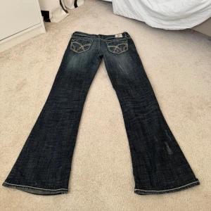 Jeans bootcut  - Bootcut jeans med så så najs detaljer!!! 37cm över midjan och 77cm i innersöm