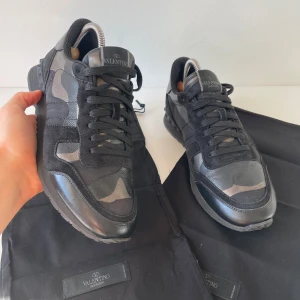 Valentino Rockrunners  - Säljer dessa riktigt snygga Valentino Rockrunners.  Skick 9/10. Dustbag medföljer. Storlek 41 men passar även 42. Pris 2200kr✅vid frågor bara skriv🤝