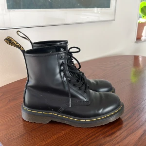 Dr Martens - Knappt använda, som nya Dr Martens. Unisex storlek, storlek 40. Svarta skin boots.