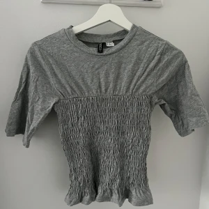 Grå ribbad topp från hm - Säljer en grå ribbad topp från hm i storlek xs. Perfekt för både vardag och fest💕