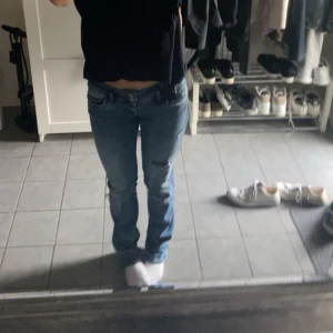 Blå jeans med slitningar - Säljer dessa trendiga jeans från Ltb då dem inte längre kommer till användning! Det är sparsamt använda och är i storlek 26/32 vilket passar mig som är ungefär 165 cm! Nypris 915 kr, kan gå med på billigare än mitt pris! 
