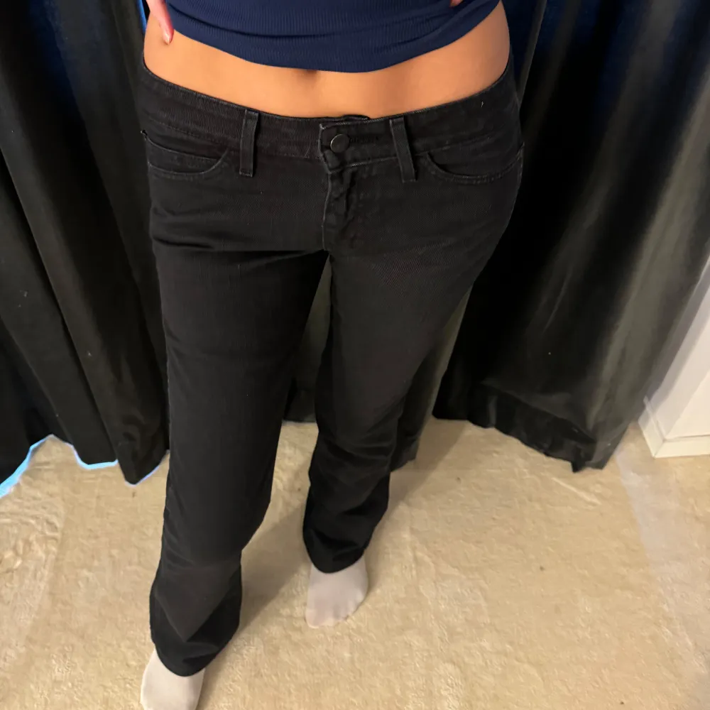 Lågmidjade jeans från wrangler i strl 34/36, personen på bilden är 170cm lång!. Jeans & Byxor.