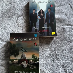 The Vampire Diaries böcker av L.J. Smith - Säljer två böcker från The Vampire Diaries-serien av L.J. Smith. Den ena boken heter 'Vreden och Återkomsten' och den andra 'Uppvaknandet och Kampen'. 60kr var och 100 tillsammans. Kan mötas i Stockholm för upphämtning 