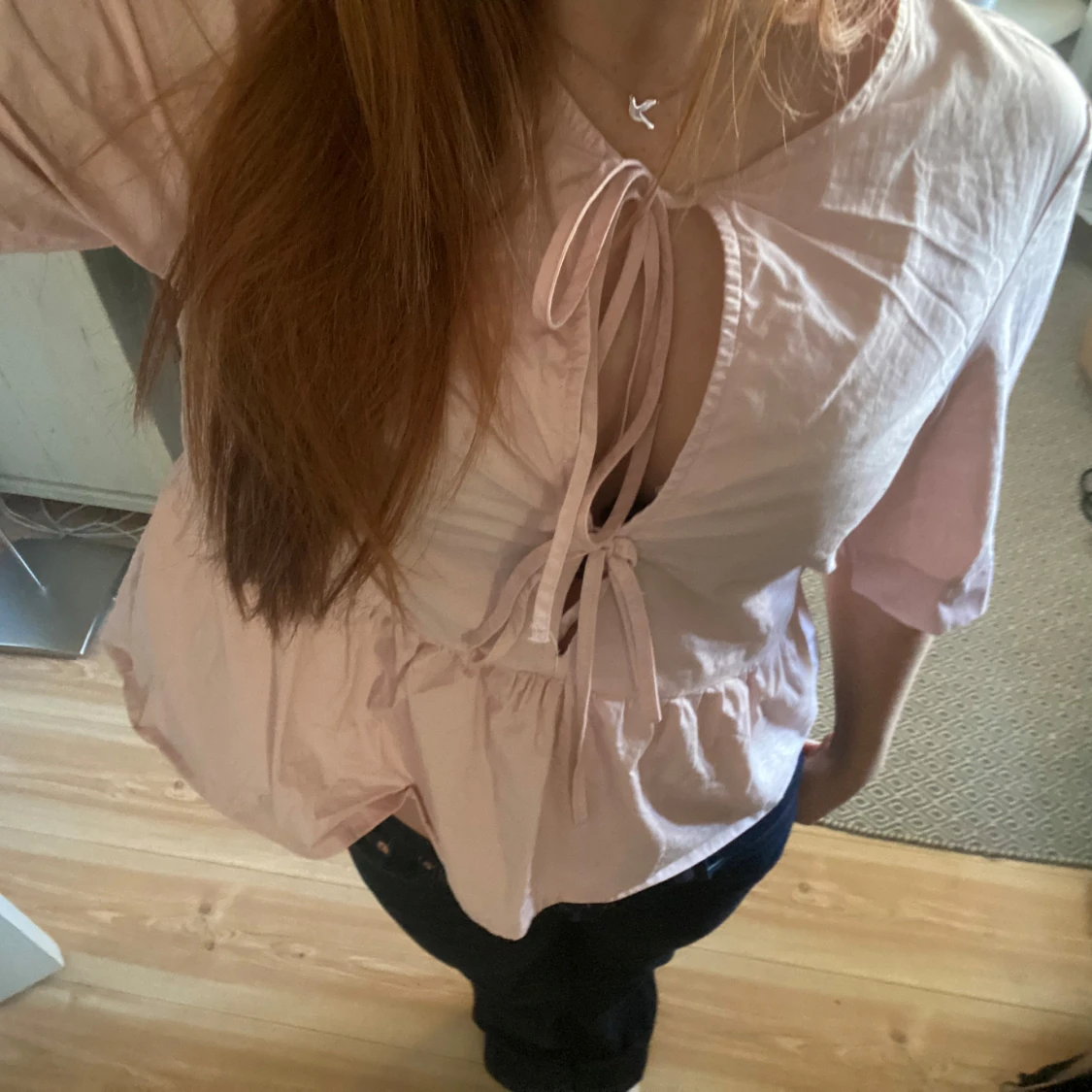 Ljusrosa blus med knytning - 91