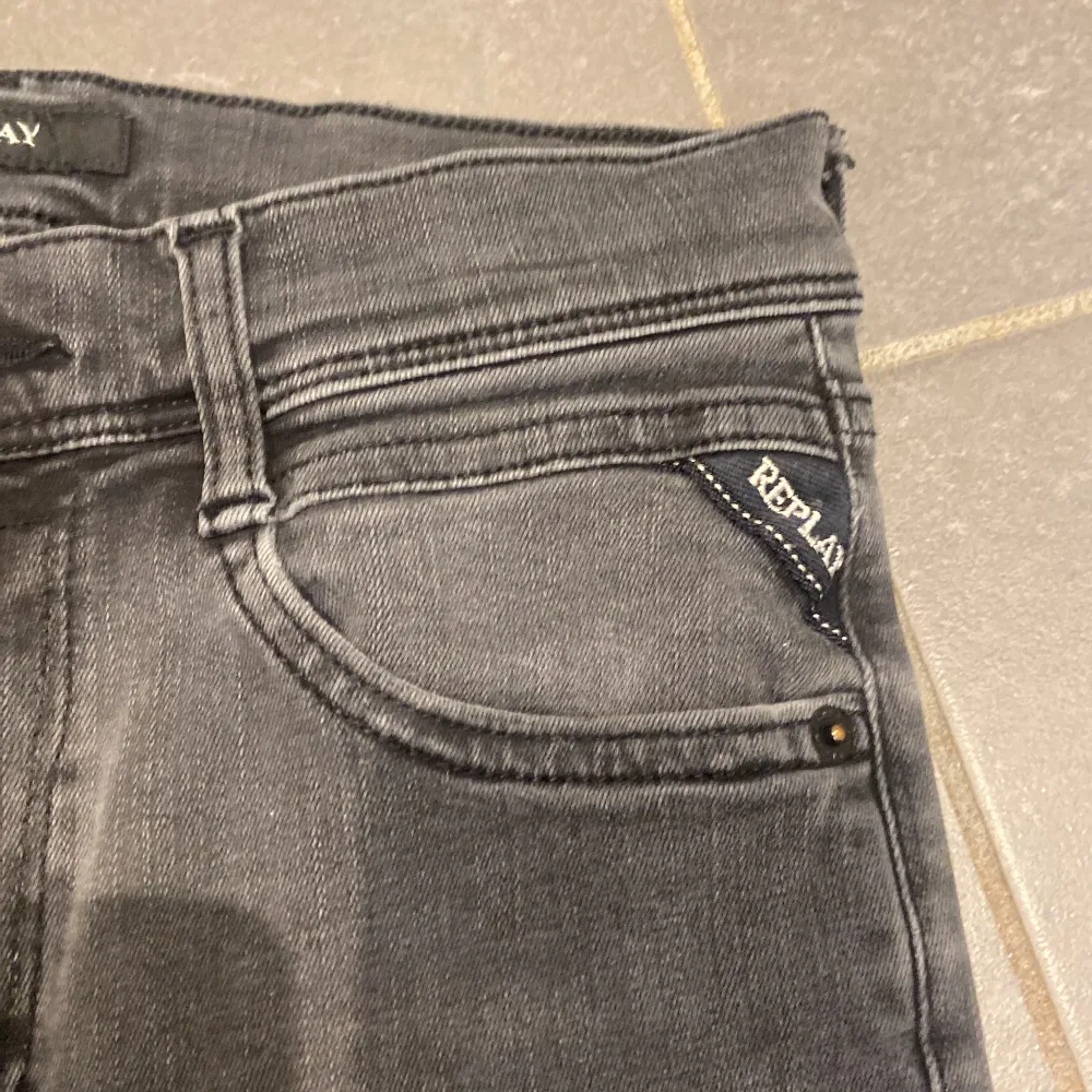 Säljer ett par grå Replay Hyperflex jeans i mycket bra skick. De är slim fit och har en snygg, modern look. Perfekta för både vardag och fest! 🖤. Jeans & Byxor.