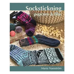 Är du socksticketokig? Älskar du att titta på film? Denna mönsterbok är då för dig. Du får en härlig blandning i denna bok, både av mönster till färgglada sockor och filmtips. Här finner du en blandning mönster av olika grad, mönster med eller utan diagram och roliga specialmaskor. Du kommer ha roligt och lära dig något nytt. Varför inte se filmen då du stickar sockan? Det har designern gjort. Marie Naesström har i denna bok samlat en vid variation nydesignade mönster. Hennes syn på stickning är att alla kan. Med ett glatt humör och envishet om att inte ge upp kommer man långt. Marie finns till hands om du behöver hjälp, i sin facebookgrupp eller på Ravelry under namnet Marie Wall. Hoppas du blir inspirerad och vill sätta igång direkt! Garnerna i boken är av spridd variation, allt för att du ska ha lätt att hitta ett garn som du tycker passar. Marie har angivit både sin egen stickfasthet för sockan och garnets stickfasthet på banderollen. På så vis får du lättare att hitta ett garn som passar.    Format Häftad   Omfång 69 sidor   Språk Svenska   Förlag Lumio förlag   Utgivningsdatum 2018-08-31   Medverkande Marie Naesström   Medverkande Christina Snell Lumio   ISBN 9789188615176  