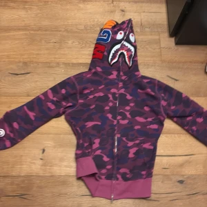 Babesata zip - Säljer denna babesta dipen då den är för liten. Helt äkta och jag har kvitto. Ny pris-3500