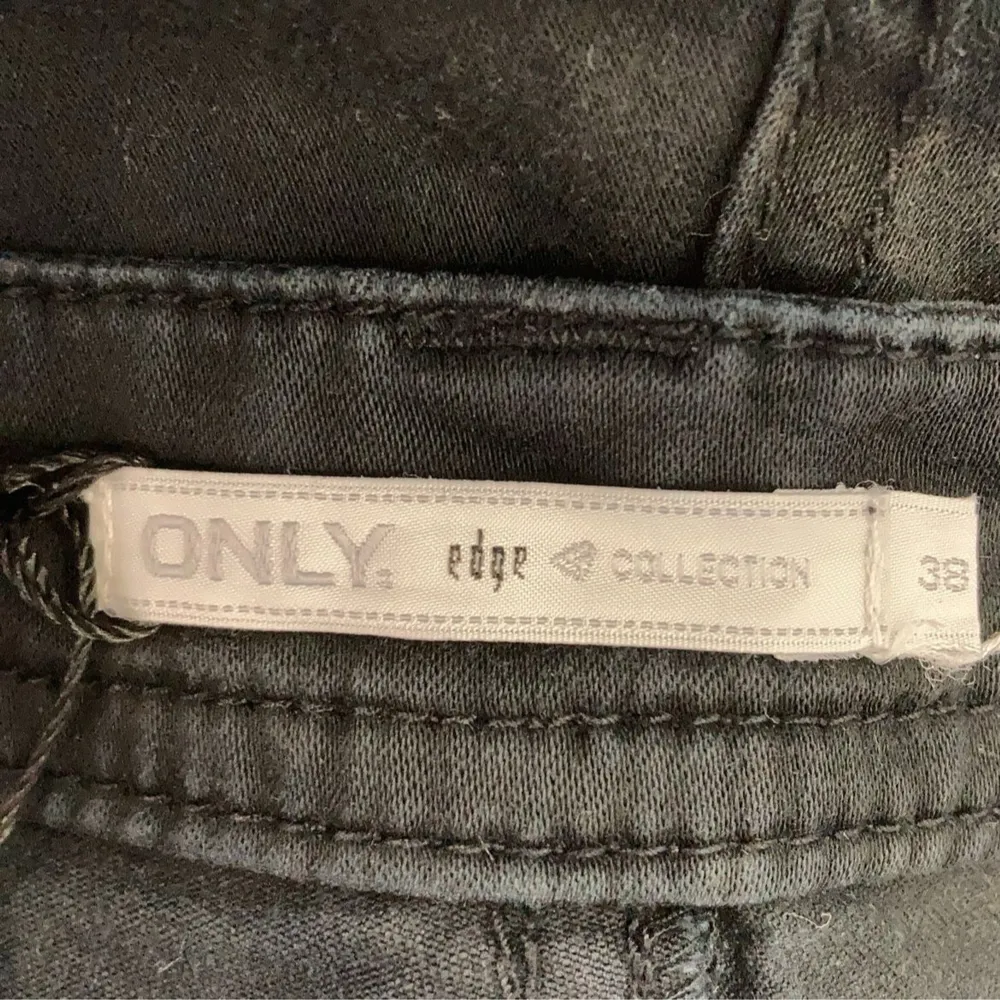 Säljer ett par svarta lågmidjade jeans från ONLY, Edge Collection. De är i bomull med lite elastan för stretch. Dem är aldrig använda alltså är de i mycket bra skick!!🌟💕. Jeans & Byxor.