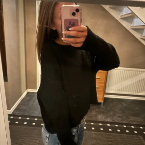 Svart croppad tröja - Säljer en svart croppad tröja med långa ärmar.  Använd Max 3gg och köpt ifrån bik bok för för 500kr