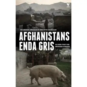 Samma dag som Ivar Andersen och Christoffer Hjalmarsson landar i Afghanistan bränner amerikanska soldater Koranen på flygbasen Bagram. De svenska frilansjournalisterna ger sig genast ut för att bevaka protesterna. Det går sådär. Medan talibanerna passerar utanför tvingas de gömma sig på ett bilgolv.Det blir början på en lång relation till ett av världens mest krigshärjade länder. Vardagen i det som brukar kallas imperiernas kyrkogård är full av maktspel, storpolitik och våld. Men också av skratt, glädje och drömmar. Vi möter cricketfanatiker som spelarför fred, hårdrockare som gör metal om självmordsattacker och kvinnliga boxare som fajtas mot samhällets konservativa normer.Och så Afghanistans självutnämnda räddare, den partyglada biståndsindustrin som isolerat sig i en bubbla långt från folket.Afghanistans enda gris är ett kalejdoskop av ögonblicksbilder. En fartfylld och uppriktig berättelse om livet som krigskorrespondentoch om att lära känna ett land som inte liknar något annat. Ivar Andersen är journalist och författare. Han har arbetat som reporter på Expressen och vikarierande kulturredaktör på DalaDemokraten. Christoffer Hjalmarsson är flerfaldigt prisbelönt bildjournalist, senast i Årets bild 2016. Han är knuten tillExpressen. Förutom Afghanistan har de rapporterat tillsammans från Ryssland, Syrien, USA och Indien.Med förord av Pierre Schori, tidigare FN-ambassadör och biståndsminister.    Format Häftad   Omfång 201 sidor   Språk Svenska   Förlag Verbal Förlag   Utgivningsdatum 2016-03-17   Medverkande Christoffer Hjalmarsson   Medverkande Ivar Andersen   Medverkande Ivar Martinsson   Medverkande Pierre Schori   ISBN 9789187777059  