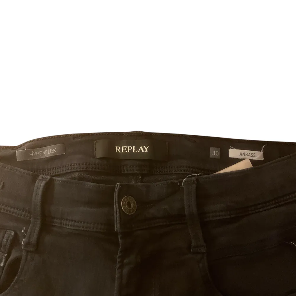 Säljer ett par svarta Replay Hyperflex Anbass jeans i storlek 30 i bra skick. . Jeans & Byxor.