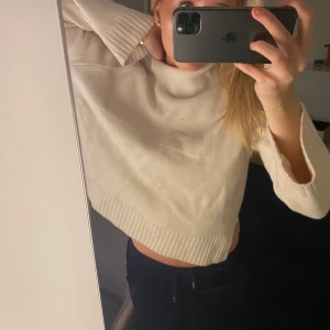 Vit stickad tröja från By Malene Birger - Säljer en superfin vit stickad tröja från By Malene Birger. Den är croppad och har en mysig polokrage. Perfekt för höst och vinter! Tröjan har långa ärmar och ribbade detaljer vid ärmslut och nederkant. Passar perfekt till både jeans och kjol. 🧶✨